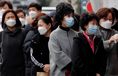 QUẦN ÁO VÀ GIÀY DÉP CÓ THỂ MANG VIRUS CORONA TỪ NGOÀI VÀO NHÀ HAY KHÔNG ?