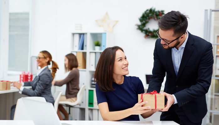 GỢI Ý QUÀ TẶNG ĐỘC ĐÁO CHO NHÂN VIÊN