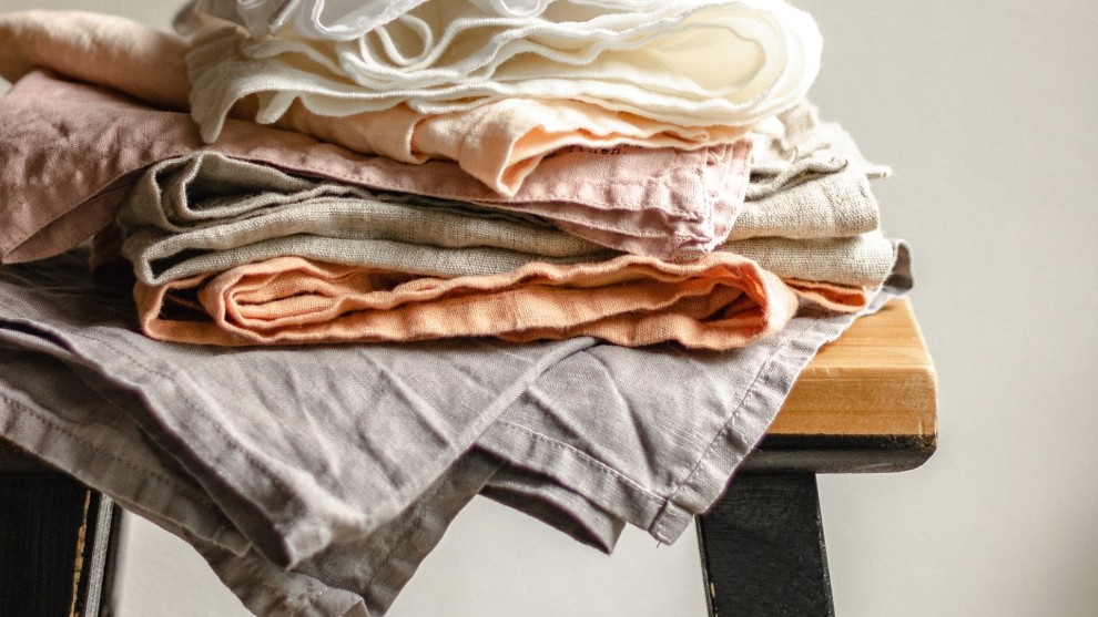 CÁCH BẢO QUẢN QUẦN ÁO VẢI LINEN BỀN MÀU, KHÔNG BỊ NHĂN