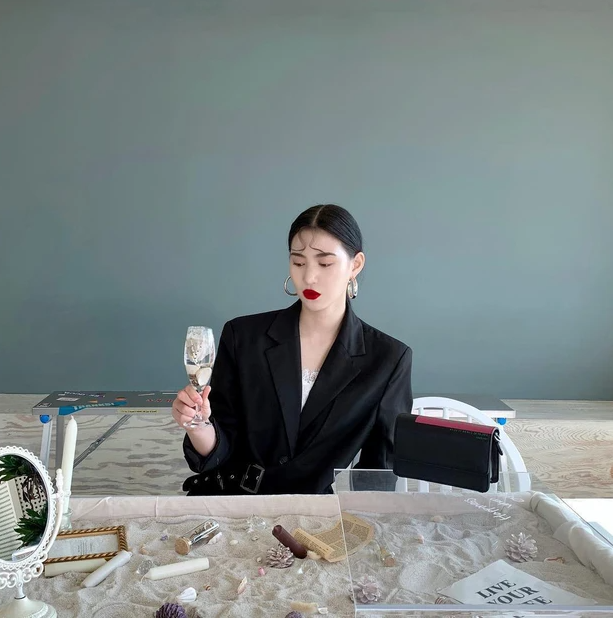 CHƯA CẦN ĐẾN ĐỒ HIỆU, NÀNG CÔNG SỞ VẪN CÓ THỂ “HACK”STYLE SANG TRONG NHỜ 4 TIP ĐƠN GIẢN NÀY
