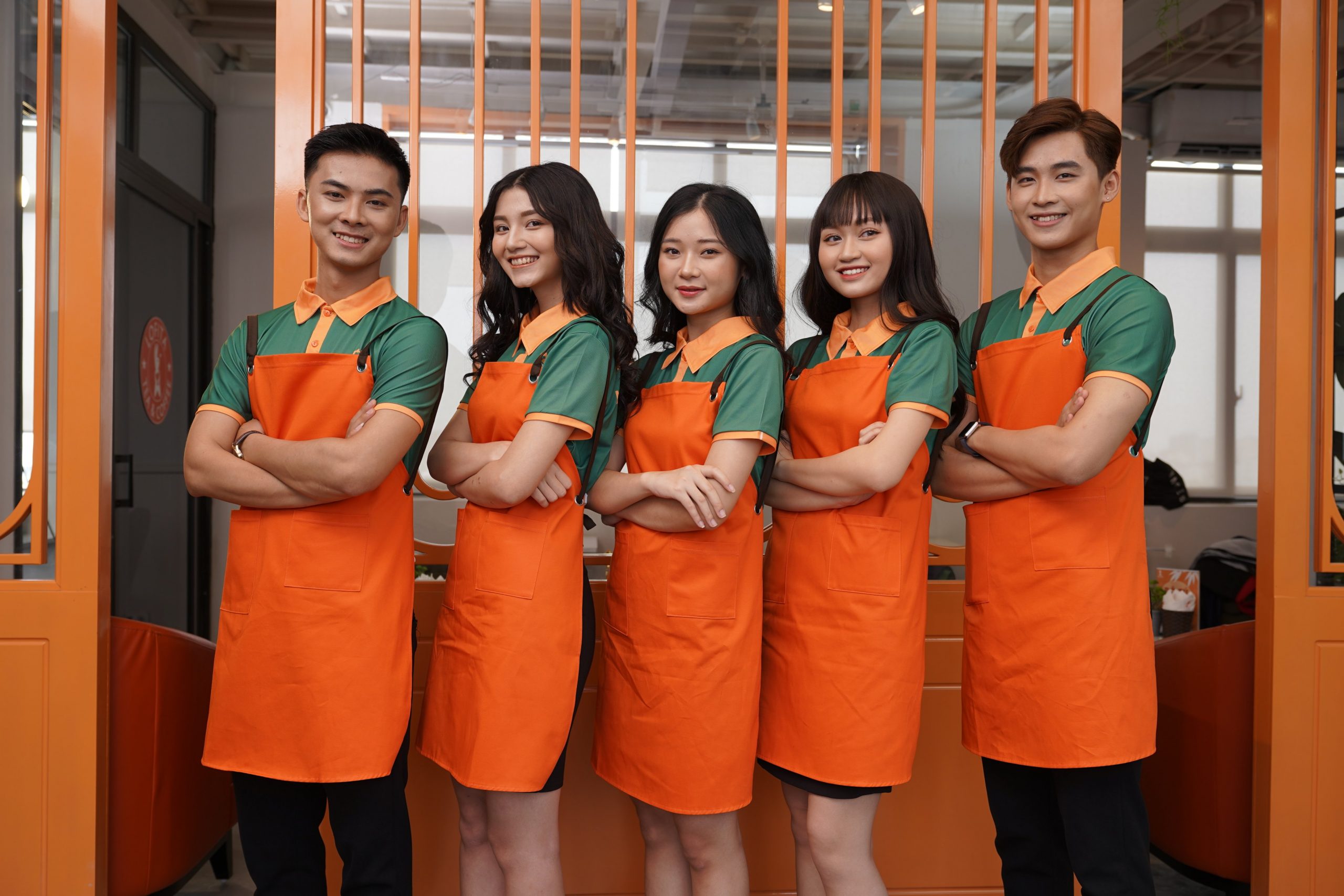 ĐỒNG PHỤC ÁO THUN NHÀ HÀNG – KHÁCH SẠN : NGƯỜI MẶC THOẢI MÁI GIÚP ĐEM LẠI HIỆU QUẢ CÔNG VIỆC CAO