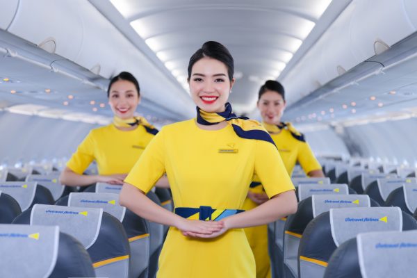 TRANG BỊ ĐỒNG PHỤC DOANH NGHIỆP TONE MÀU VÀNG – NỔI BẬT TRẺ TRUNG CHO MỌI LỨA TUỔI