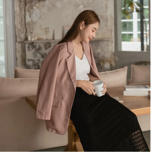 DIỆN ÁO KHOÁC MÀU PASTEL ĐỂ THÊM TRẺ TRUNG
